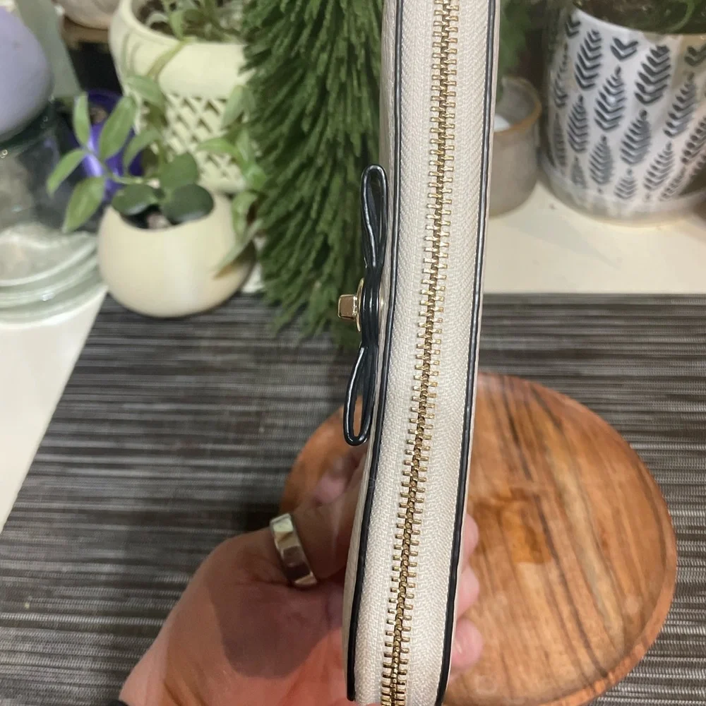 Coach Turnlock Bow Leather Zip Wallet in Chalk - Picture 8 of 9